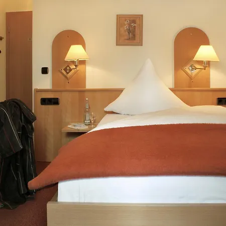 호텔 Rose Inklusive Fruehstueck, Saunanutzung Und Parkplaetze Nach Verfuegbarkeit 3*