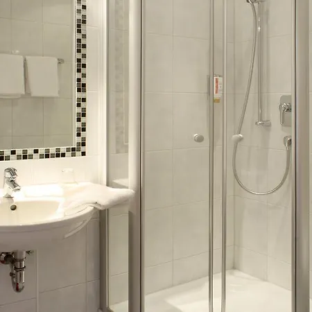 Rose Inklusive Fruehstueck, Saunanutzung Und Parkplaetze Nach Verfuegbarkeit Hotel