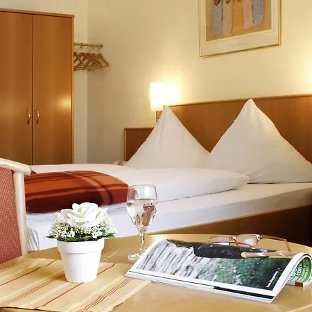 호텔 Rose Inklusive Fruehstueck, Saunanutzung Und Parkplaetze Nach Verfuegbarkeit 3*