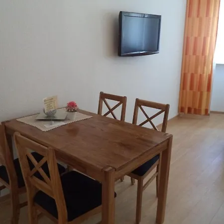 מלון Rose Inklusive Fruehstueck, Saunanutzung Und Parkplaetze Nach Verfuegbarkeit 3*