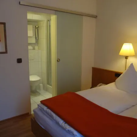 호텔 Rose Inklusive Fruehstueck, Saunanutzung Und Parkplaetze Nach Verfuegbarkeit 3*