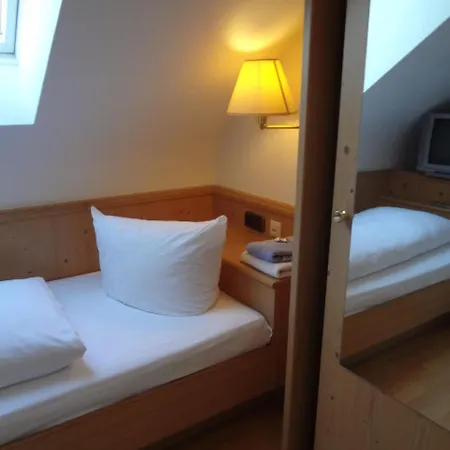 호텔 Rose Inklusive Fruehstueck, Saunanutzung Und Parkplaetze Nach Verfuegbarkeit