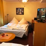 酒店 Rose Inklusive Fruehstueck, Saunanutzung Und Parkplaetze Nach Verfuegbarkeit 海德堡