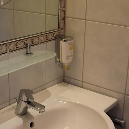 Rose Inklusive Fruehstueck, Saunanutzung Und Parkplaetze Nach Verfuegbarkeit