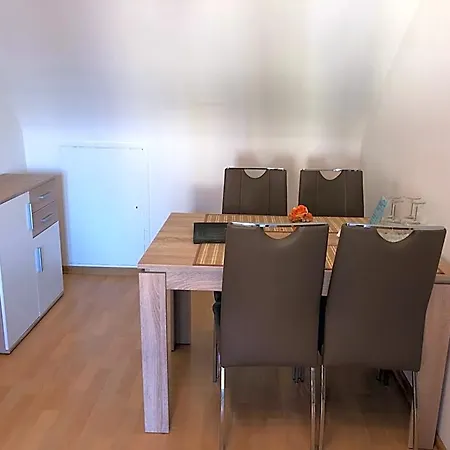 호텔 Rose Inklusive Fruehstueck, Saunanutzung Und Parkplaetze Nach Verfuegbarkeit 3*