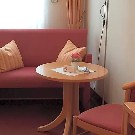 호텔 Rose Inklusive Fruehstueck, Saunanutzung Und Parkplaetze Nach Verfuegbarkeit