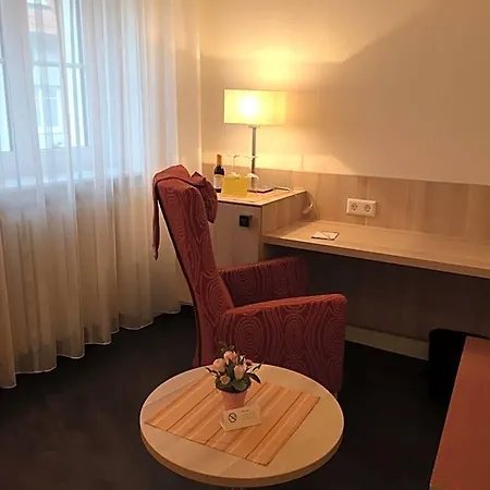 Rose Inklusive Fruehstueck, Saunanutzung Und Parkplaetze Nach Verfuegbarkeit 3* 하이델베르크