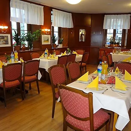 호텔 Rose Inklusive Fruehstueck, Saunanutzung Und Parkplaetze Nach Verfuegbarkeit 3*