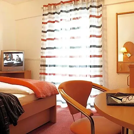 호텔 Rose Inklusive Fruehstueck, Saunanutzung Und Parkplaetze Nach Verfuegbarkeit 3*