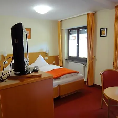 호텔 Rose Inklusive Fruehstueck, Saunanutzung Und Parkplaetze Nach Verfuegbarkeit 3*