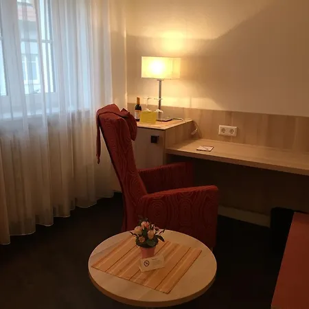 Rose Inklusive Fruehstueck, Saunanutzung Und Parkplaetze Nach Verfuegbarkeit Хайдельберг