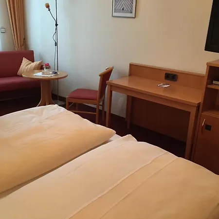 Отель Rose Inklusive Fruehstueck, Saunanutzung Und Parkplaetze Nach Verfuegbarkeit 3*