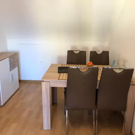 Rose Inklusive Fruehstueck, Saunanutzung Und Parkplaetze Nach Verfuegbarkeit 酒店 3*