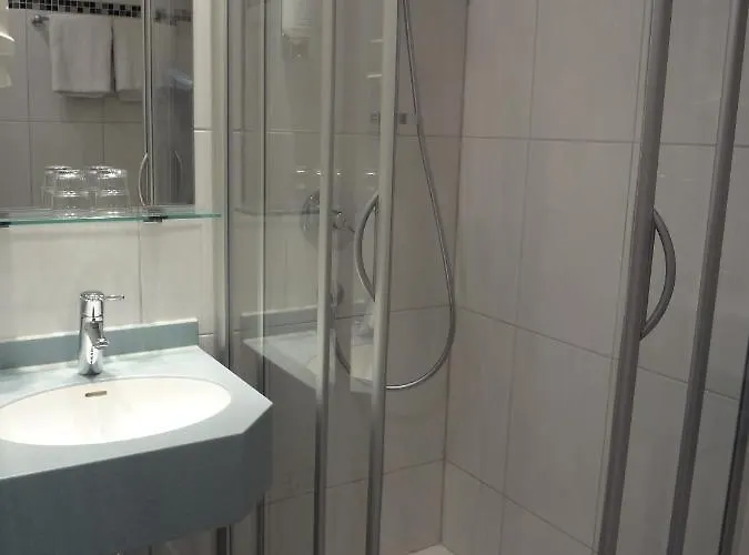 Rose Inklusive Fruehstueck, Saunanutzung Und Parkplaetze Nach Verfuegbarkeit 3*