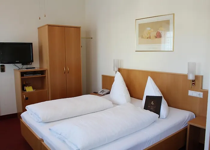 Rose Inklusive Fruehstueck, Saunanutzung Und Parkplaetze Nach Verfuegbarkeit Отель 3*