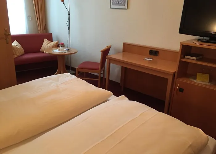 Отель Rose Inklusive Fruehstueck, Saunanutzung Und Parkplaetze Nach Verfuegbarkeit 3*