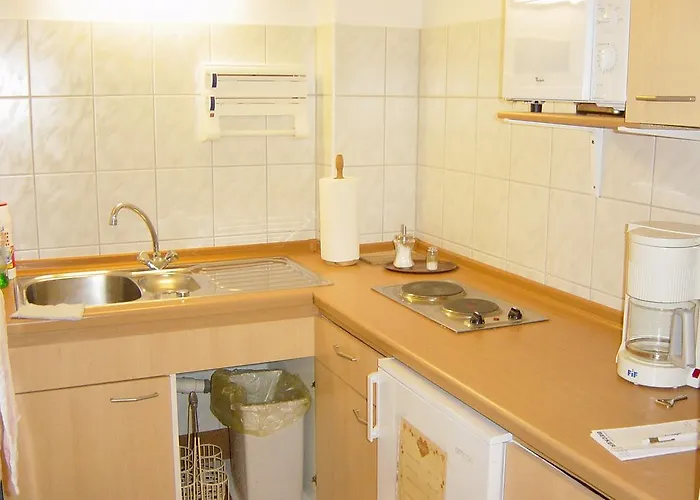 Rose Inklusive Fruehstueck, Saunanutzung Und Parkplaetze Nach Verfuegbarkeit 3*