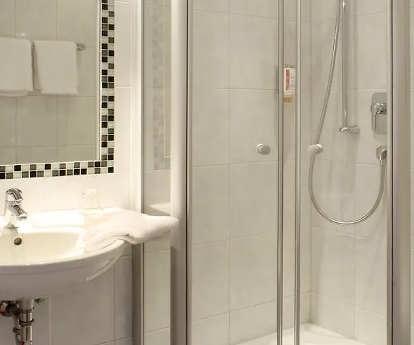 Rose Inklusive Fruehstueck, Saunanutzung Und Parkplaetze Nach Verfuegbarkeit Отель