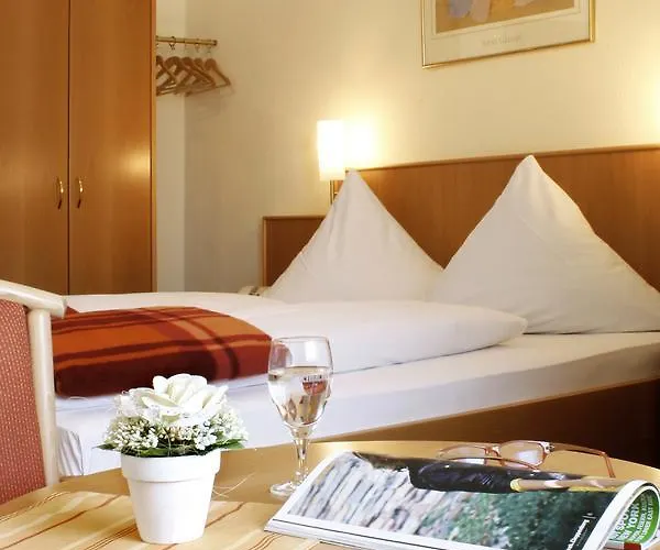 Отель Rose Inklusive Fruehstueck, Saunanutzung Und Parkplaetze Nach Verfuegbarkeit 3*