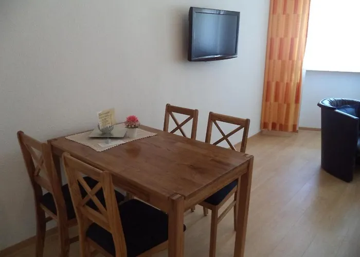 Отель Rose Inklusive Fruehstueck, Saunanutzung Und Parkplaetze Nach Verfuegbarkeit 3*