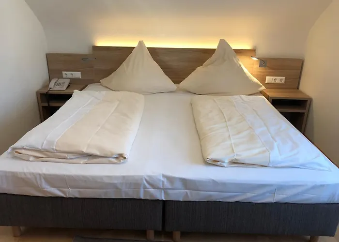 Rose Inklusive Fruehstueck, Saunanutzung Und Parkplaetze Nach Verfuegbarkeit Отель 3*